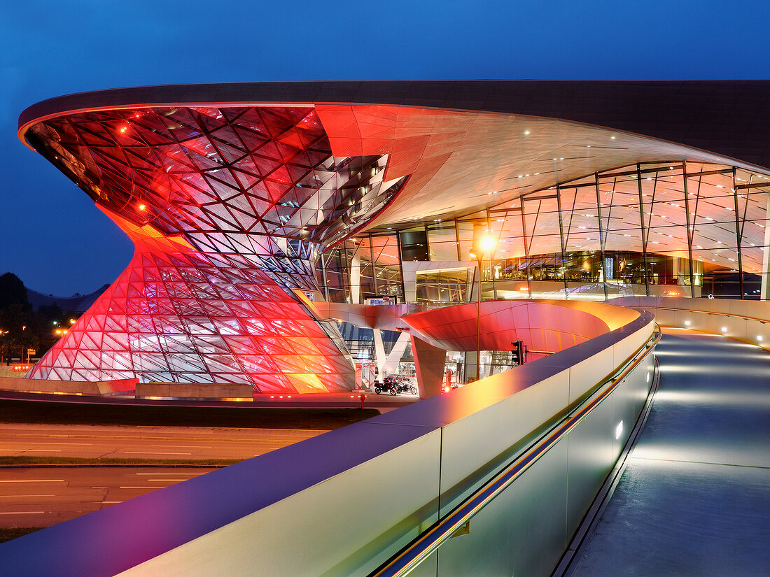 Bunte Glasfassade der BMW Welt in München im Abendlicht