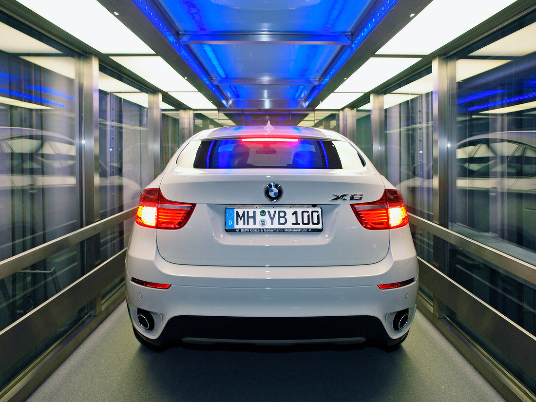 BMW, weiß,  im Glas-Fahrstuhl , BMW Welt München
