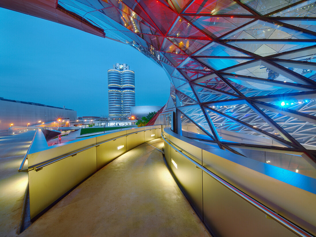 BMW-Gebäude, Beleuchtete Glasfassade , München