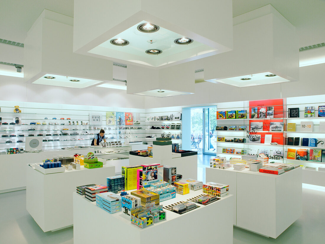 BMW Welt Shop, Bücher, Schaukasten, kaufen, München
