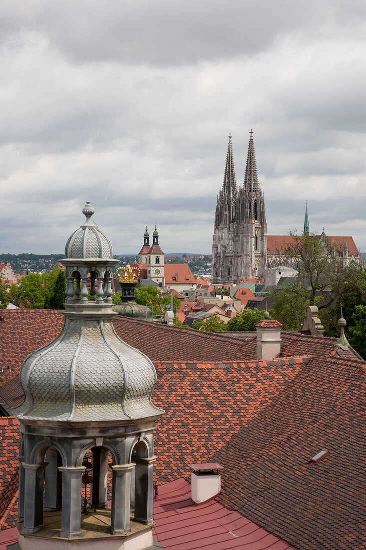 Regensburg: Blick auf Dom, Neupfarr- Kirche, Dächer, mittelalterlich