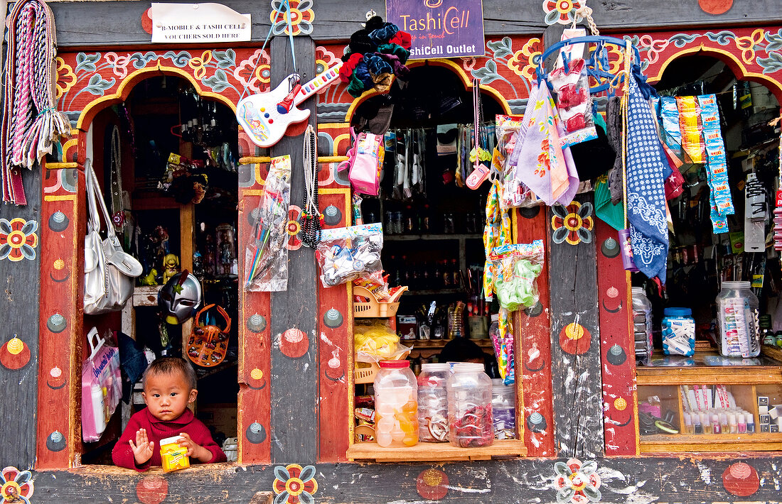 Bhutan: kleines Kind, Kiosk, Kamera- blick