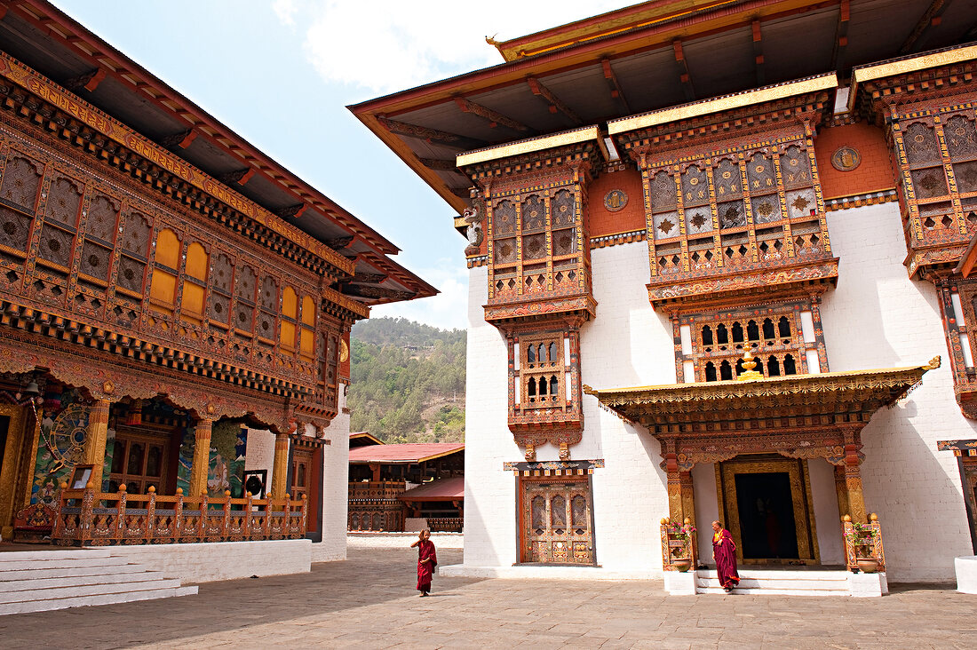 Bhutan: Klosterfestung Punakha, Hof, Mönche