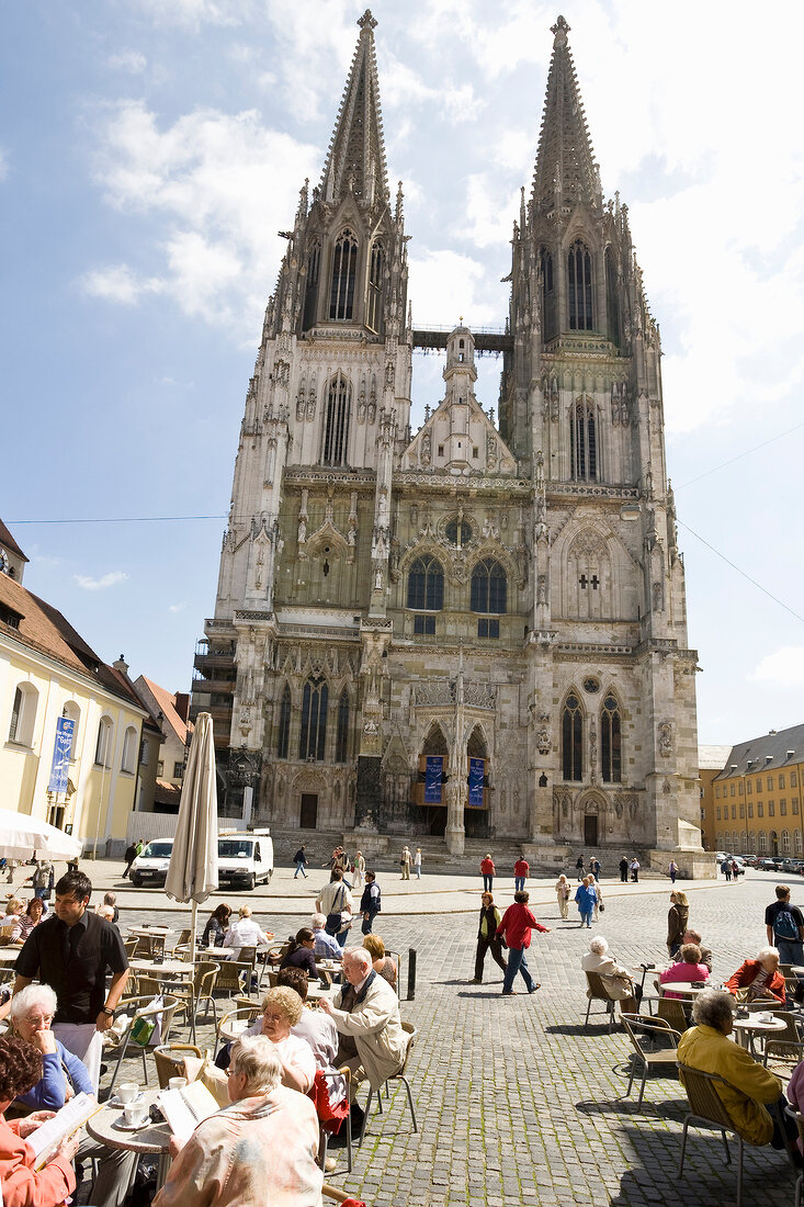 Regensburg: Am Domplatz, Kathedrale St. Peter, Strassencafe
