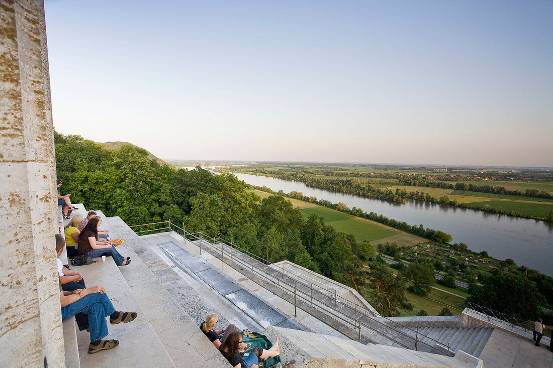 Regensburg: Walhalla-Plateau, dorische Säulen, Blick auf Donau