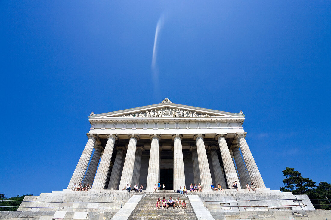 Regensburg: Walhalla, Freitreppe, Menschen