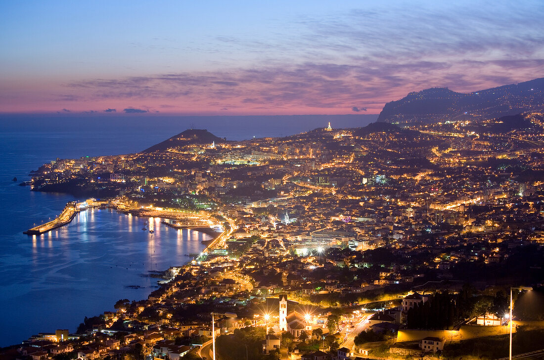 Madeira: Hauptstadt Funchal in Abend dämmerung, Hafen, beleuchtet