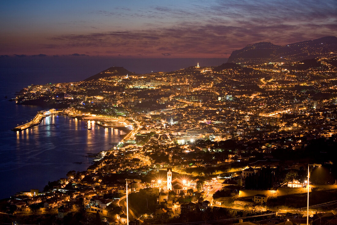 Madeira: Hauptstadt Funchal in Abend dämmerung, Hafen, beleuchtet