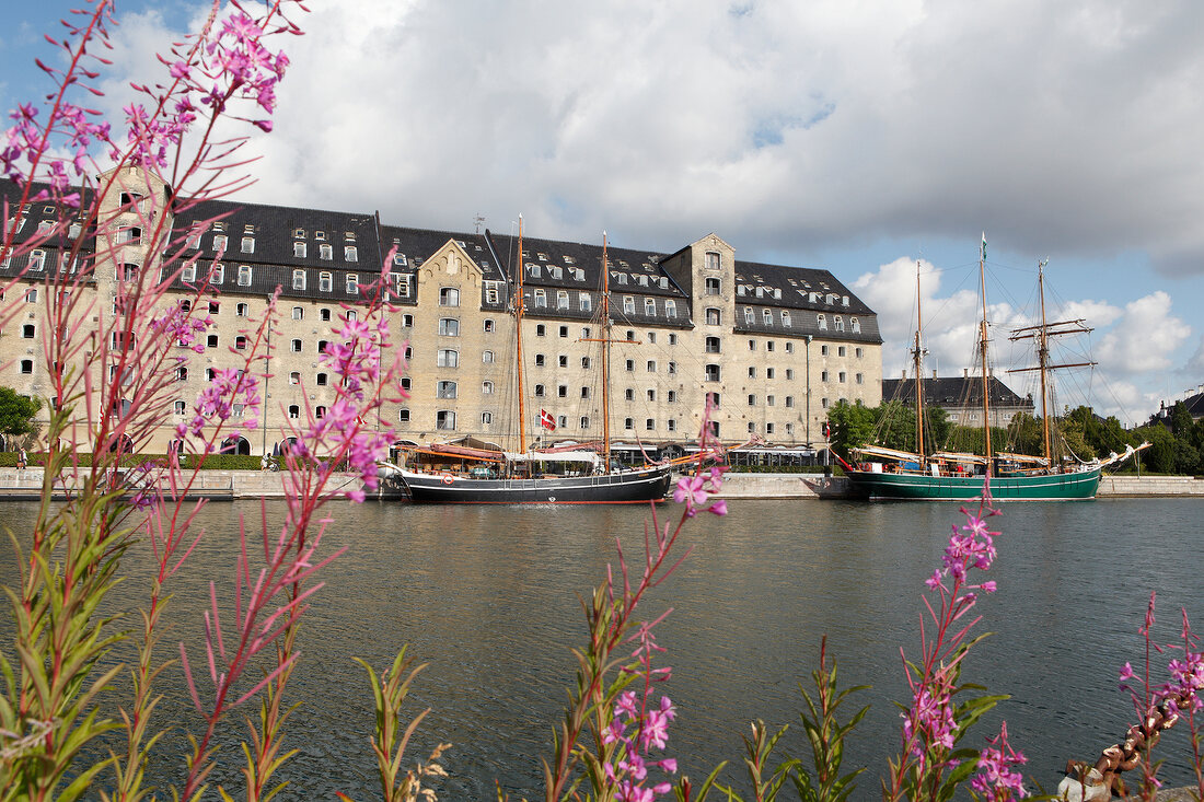 Kopenhagen: Hotel Admiral, aussen, Wasser, Schiffe, bewölkt