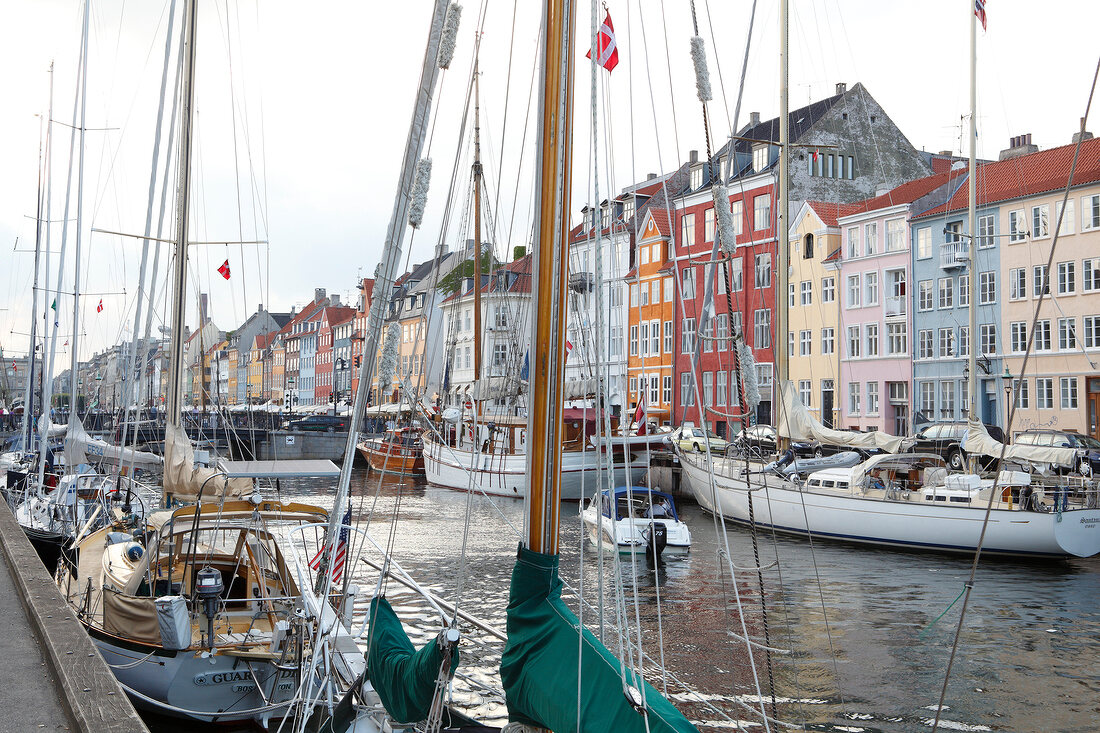 Kopenhagen: Nyhavn, Segelboote, Häuser, Altstadt.