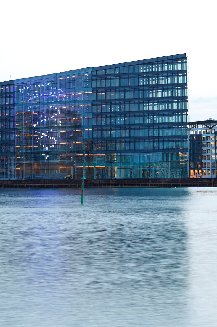 Kopenhagen: Hafen, Architektur, Gebäude stylisch, beleuchtet.