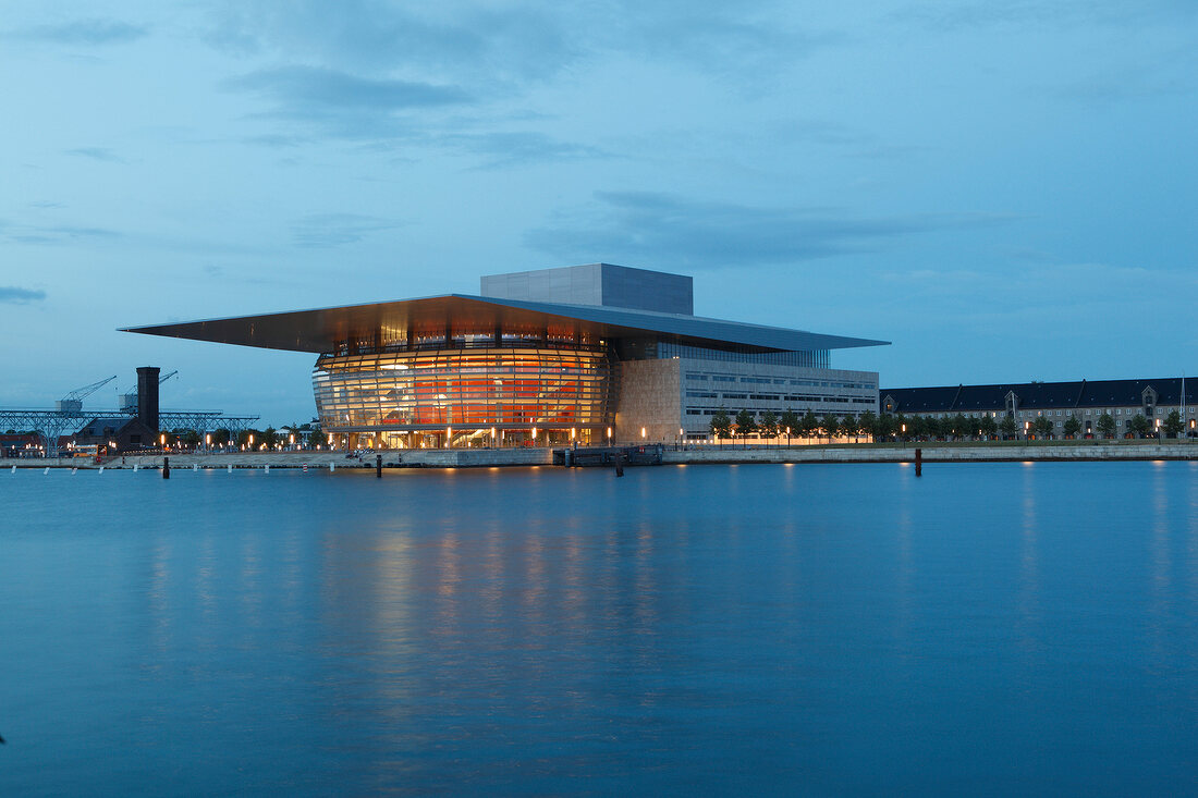 Kopenhagen: Hafen, Architektur, Opernhaus, beleuchtet, Dämmerung.