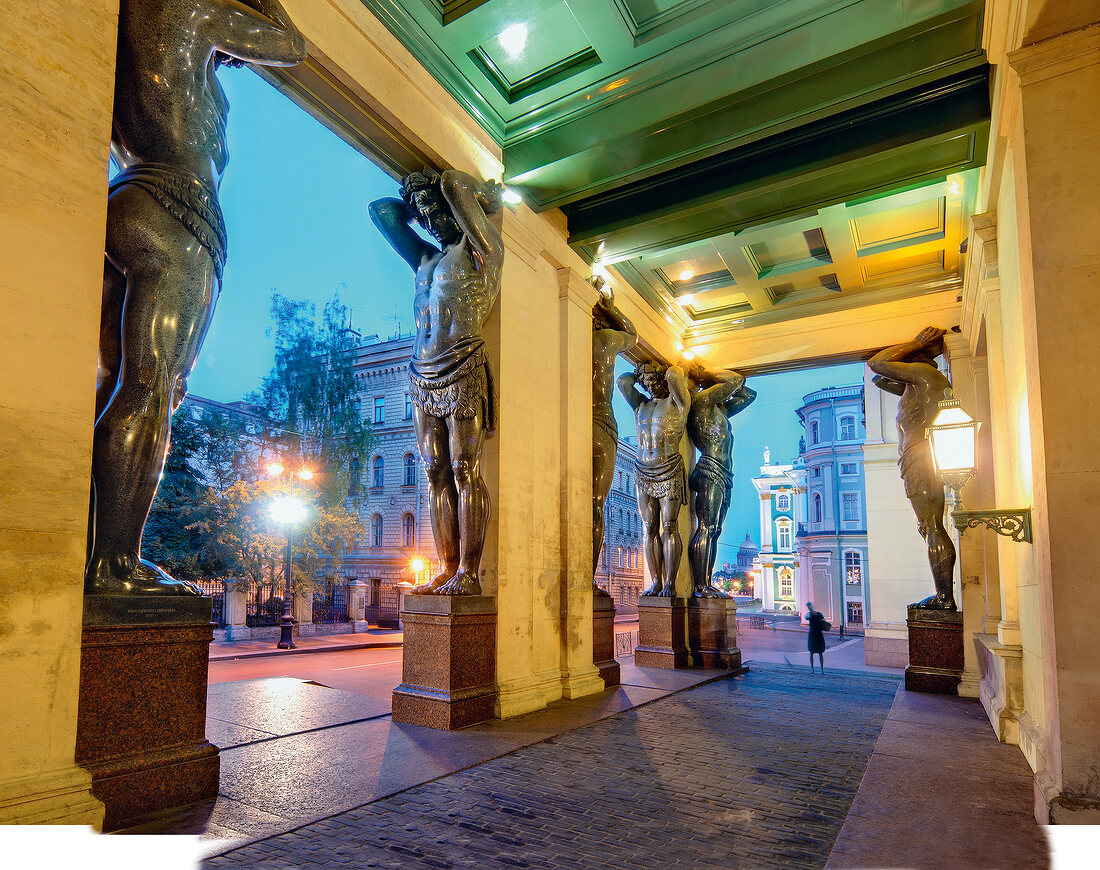 St. Petersburg: Eremitage, Eingang, Granit-Säulen, Antike, aussen