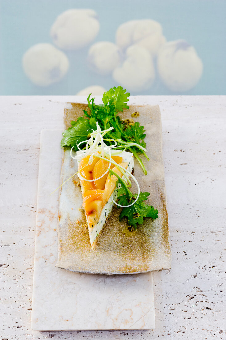 PIO: Kalte Quitten-Tarte mit Schafs- käse und Frisée-Salat