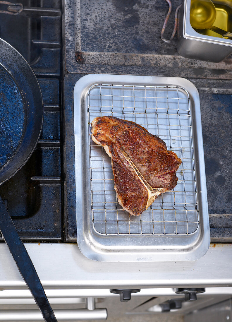 Steak zubereiten, Step 4: Fleisch, Gitterrost, ruhen lassen