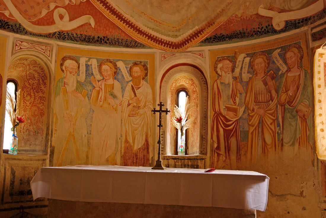 Tessin: San Carlo, romanische Kirche innen, Wandmalereien, Altar.