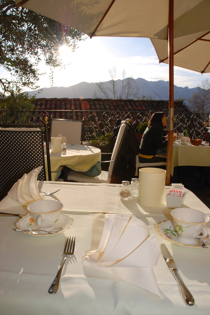 Tessin: Hotelrestaurant Villa Carona Tisch gedeckt, Blick auf Alpen.