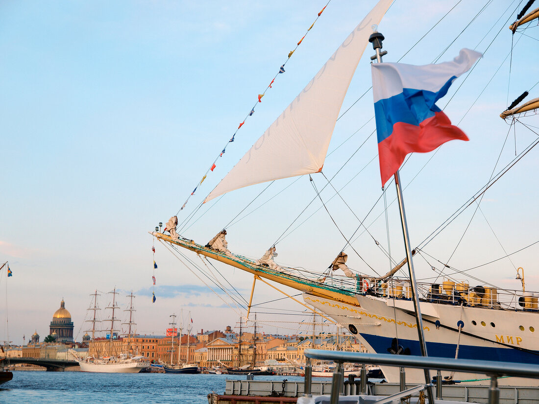 St. Petersburg: Newa, Segelschiffe, Altstadt, Isaakskathedrale