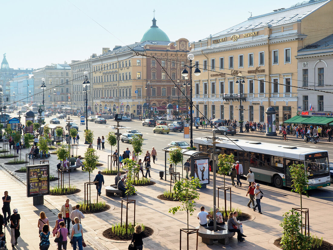 St. Petersburg: Newski-Prospekt, Verkehr, Menschen, Singer-Haus