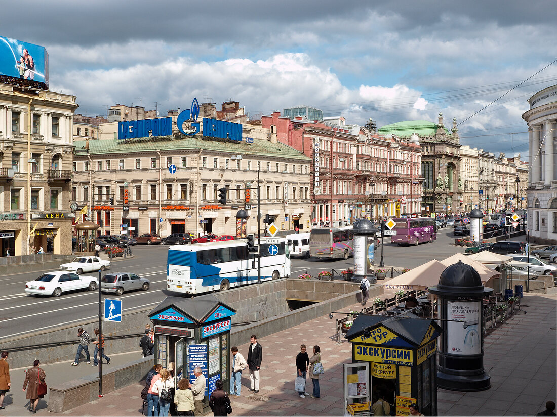 St. Petersburg: Newski-Prospekt, Verkehr, Menschen, Singer-Haus