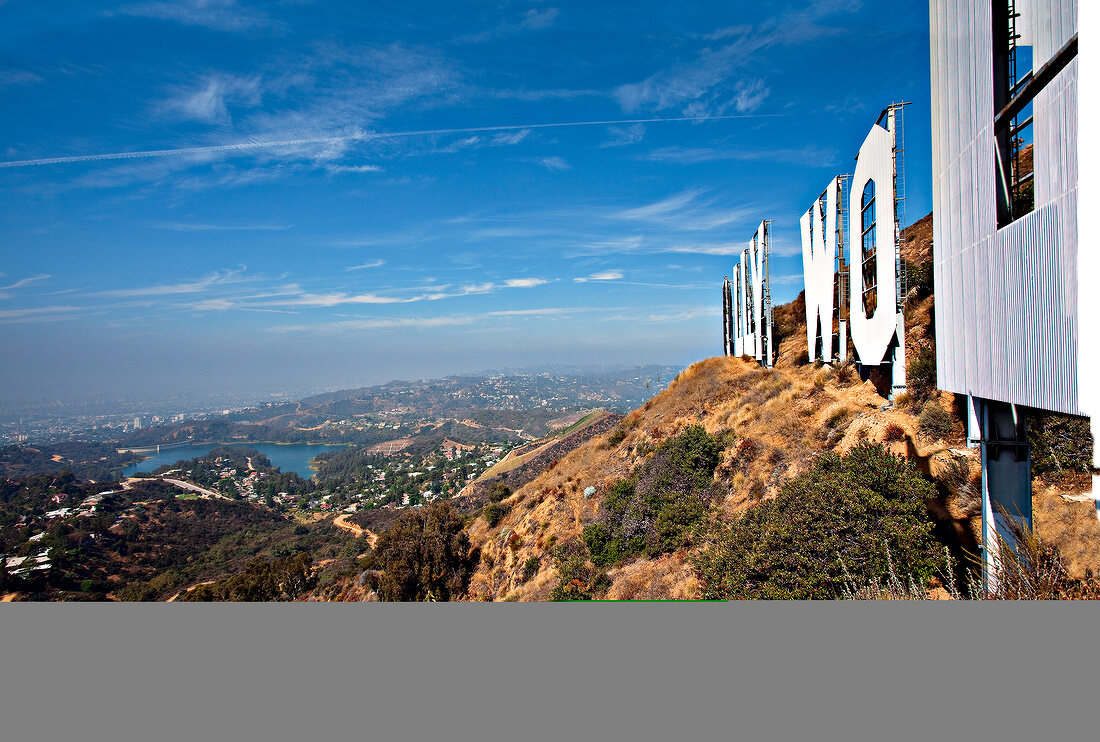 Los Angeles: Hollywood-Schriftzug, Berge, blauer Himmel