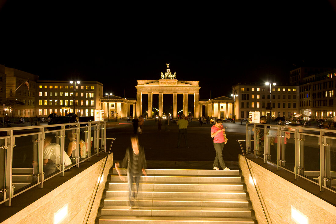 Berlin: Pariser Platz, Brandenburger Tor, Menschen, nachts, Lichter