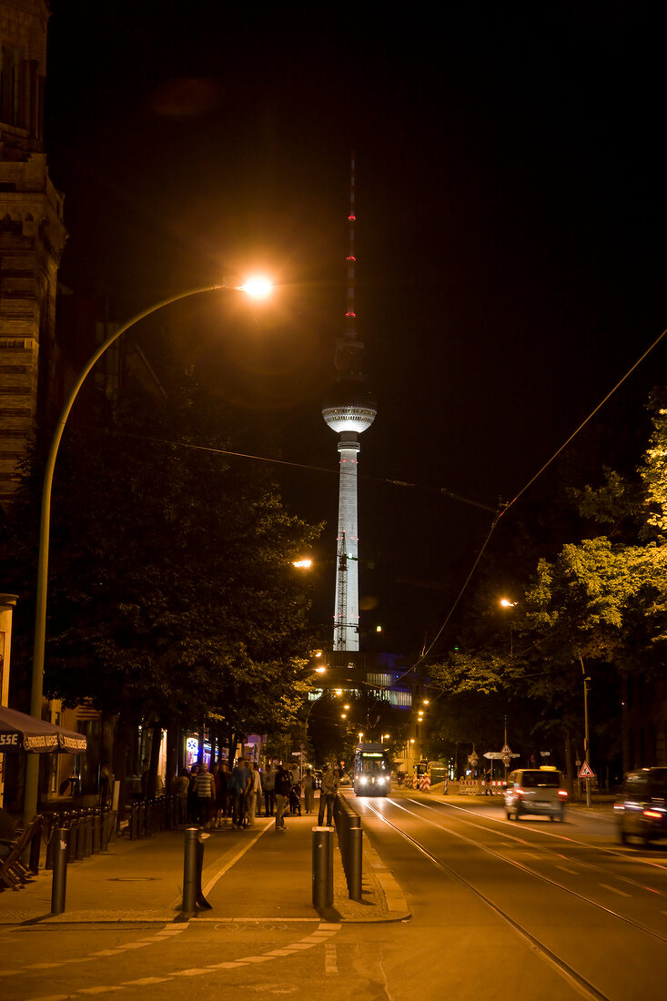 Berlin: Oranienburger Straße, abends Lichter, Autos, Fernsehturm.