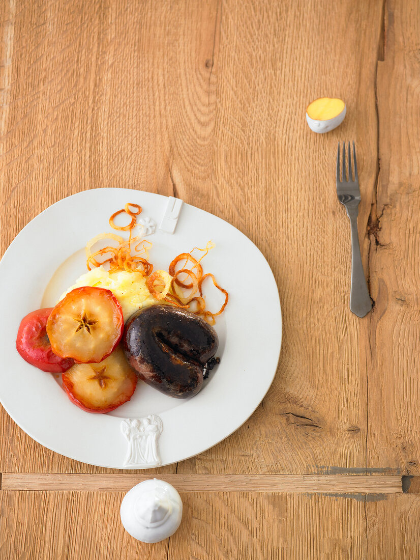 Onion rings and apple pudding on plate, overhead view