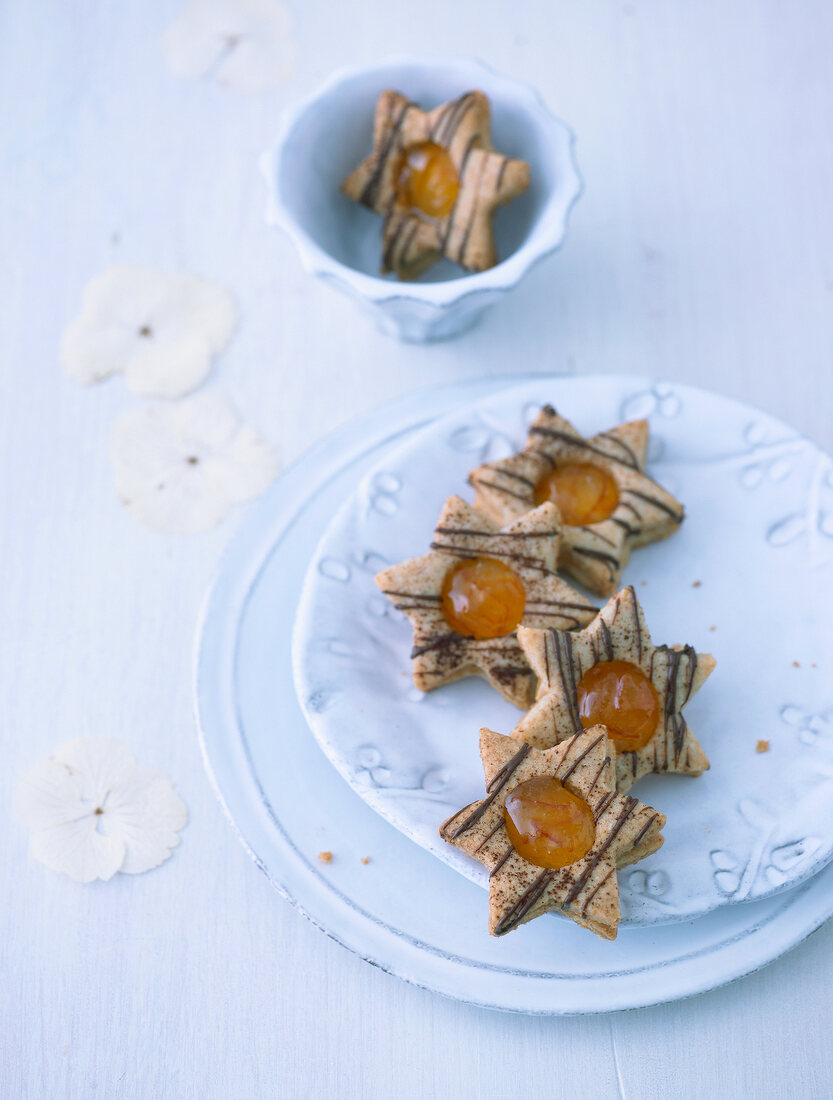 Filled almond stars in bowl and on plate