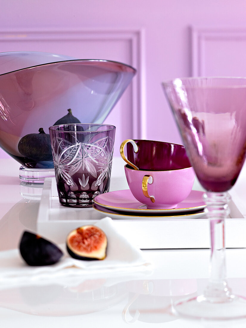 Geschirr in lila, violett, pink auf weißem Tablett