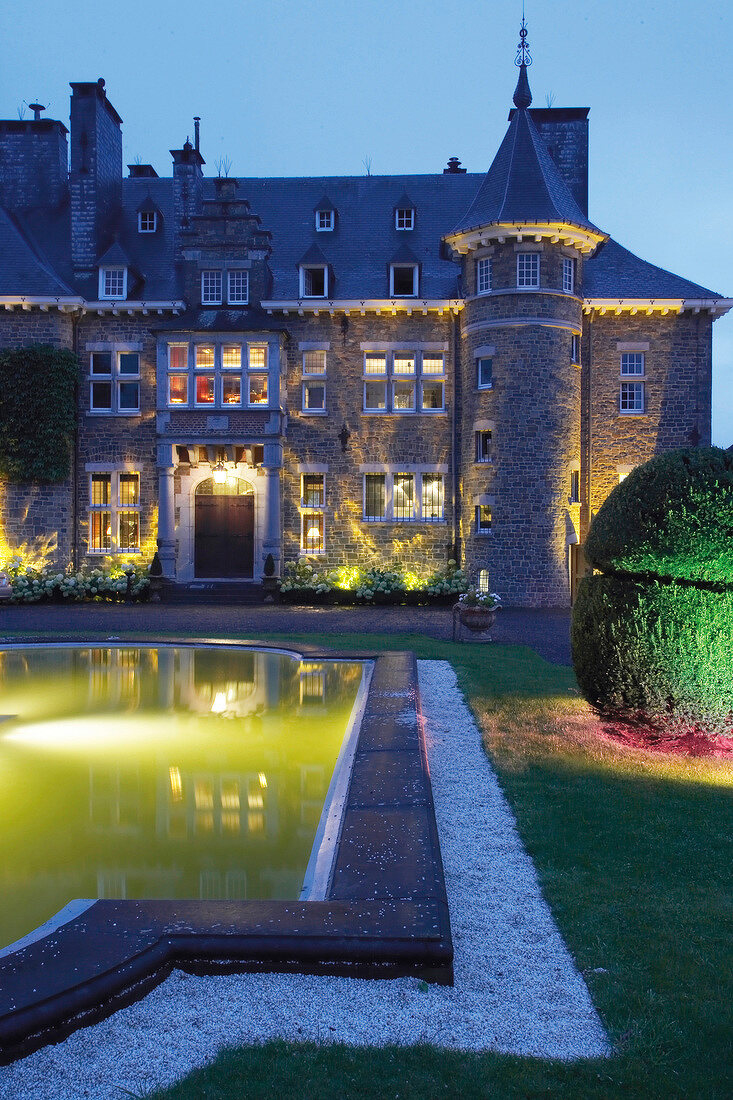 Belgien: Schloß-Hotel Le Manoir de Lébioles, abends, beleuchtet