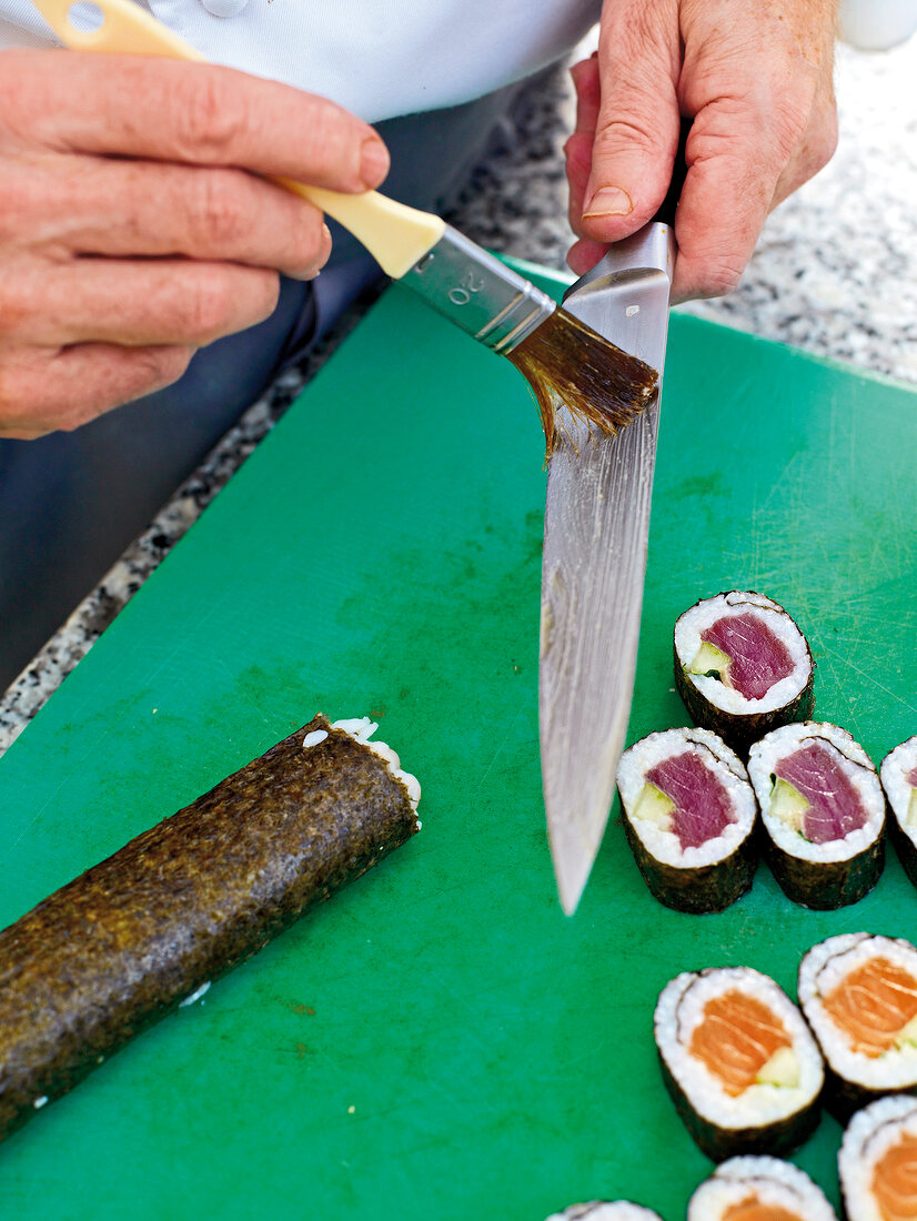 Brushing knife with oil for cutting sushi