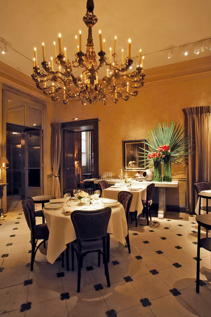 Paris: Restaurant L'Ambroisie, Tisch gedeckt, Lüster, elegant, fürstlich