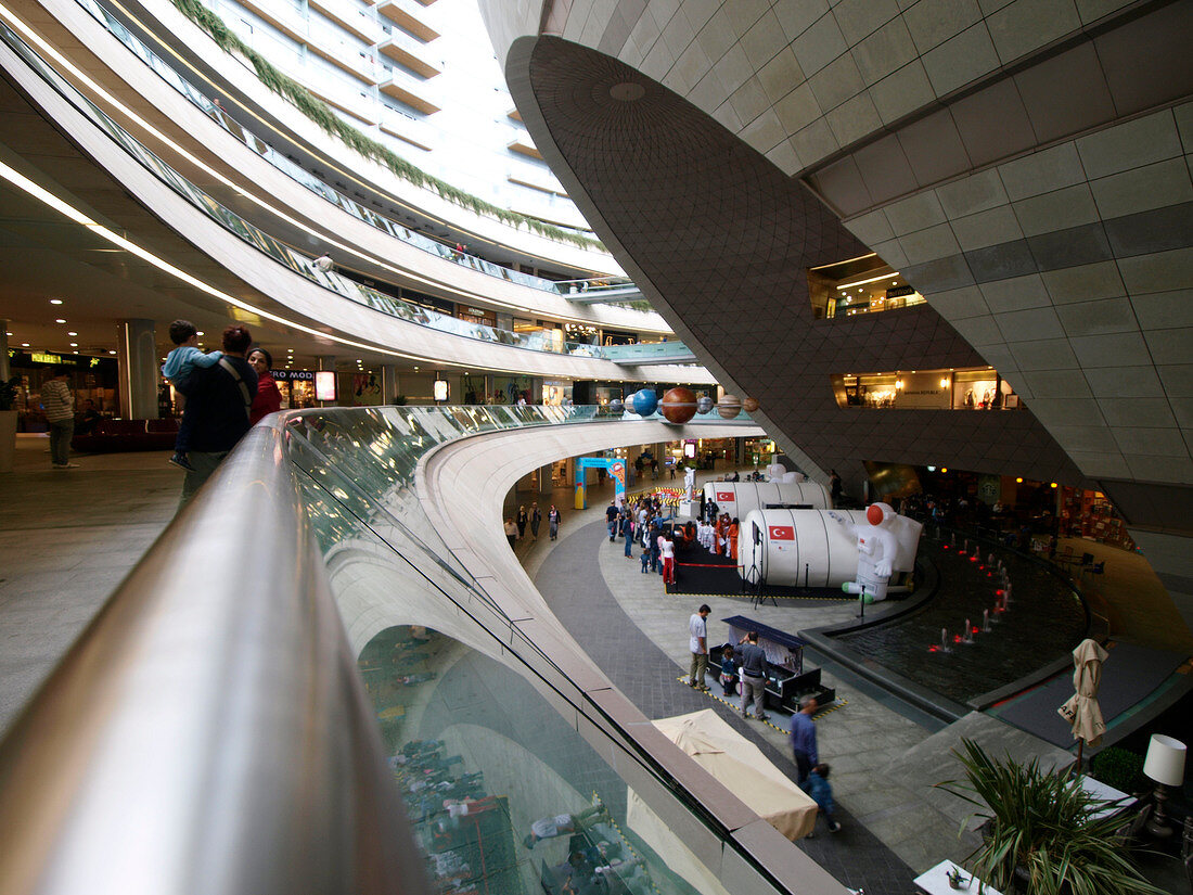 Istanbul: Einkaufszentrum Kanyon, Architektur futuristisch, Menschen