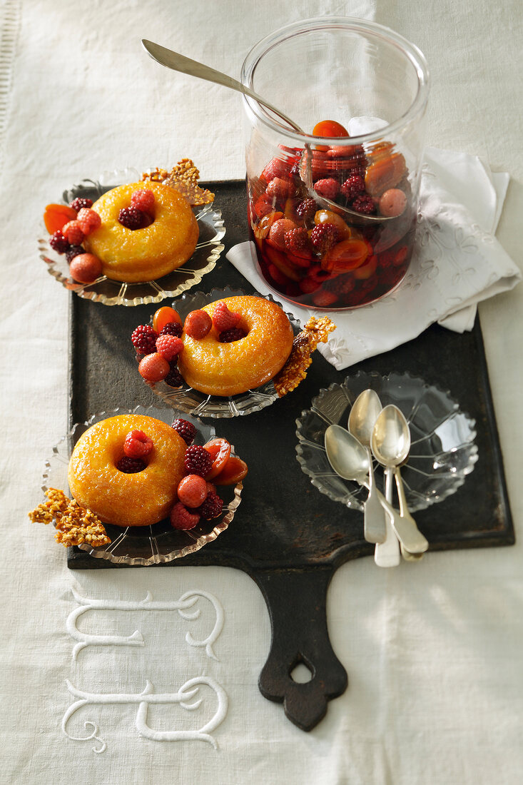 Savarins mit Rumtopffrüchten und Krokant