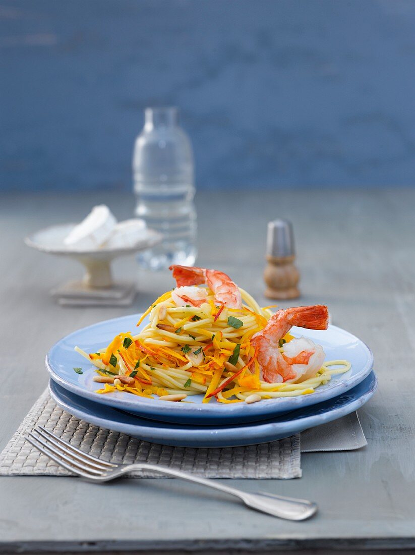 Scharfe Spaghetti mit Garnelen, Kürbis & Pinienkernen