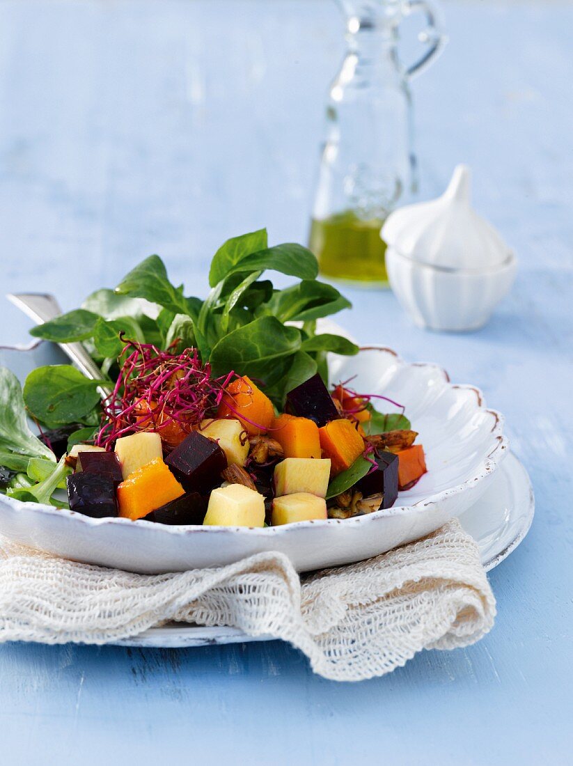 Salat mit Feldsalat, Rote-Bete, Kürbis & Mandeln