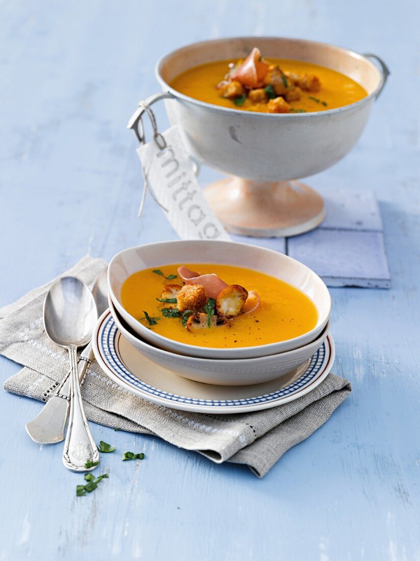 Steckrüben-Süsskartoffelsuppe mit Schinkenstreifen & Croûtons