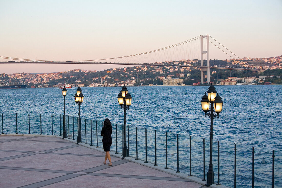 Istanbul: Stadtansicht, Blick über Bosporus, Sonnenuntergang, Frau