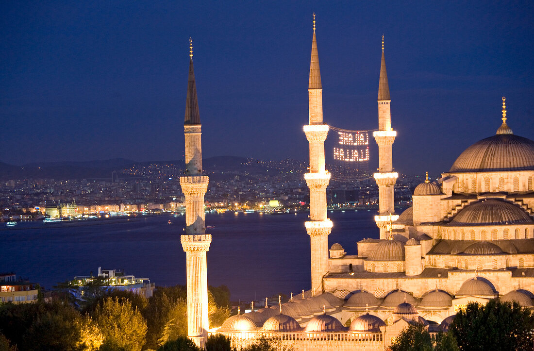 Istanbul: Sultan-Ahmed-Moschee, bei Nacht, beleuchtet, Titel