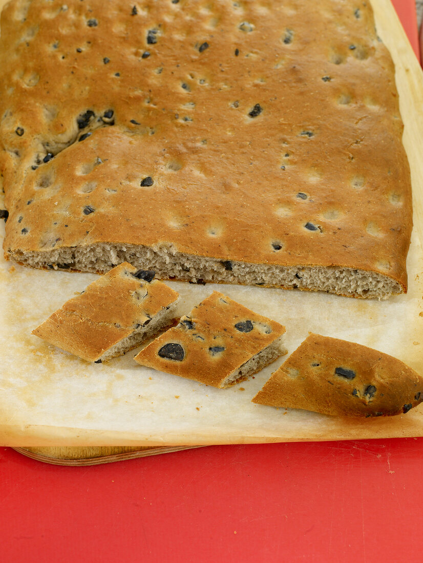 Focaccia Brot, angeschnitten, mit eingebackenen Meeresfrüchten