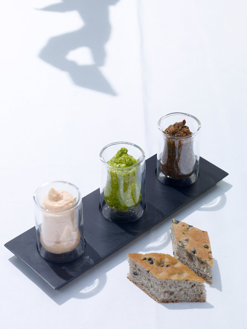 Drei Dips aus Lachs, Pesto und Olive zu Focaccia Brot