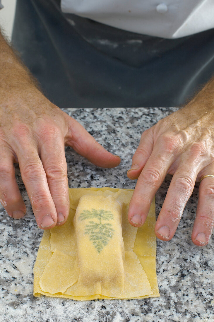 Lachsfilet im Nudelteig zubereiten Step 3