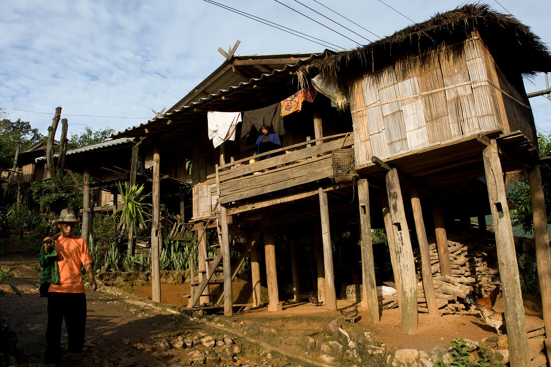 Thailand: Dorf Ban Palai, Hütte auf Stelzen, Einheimische