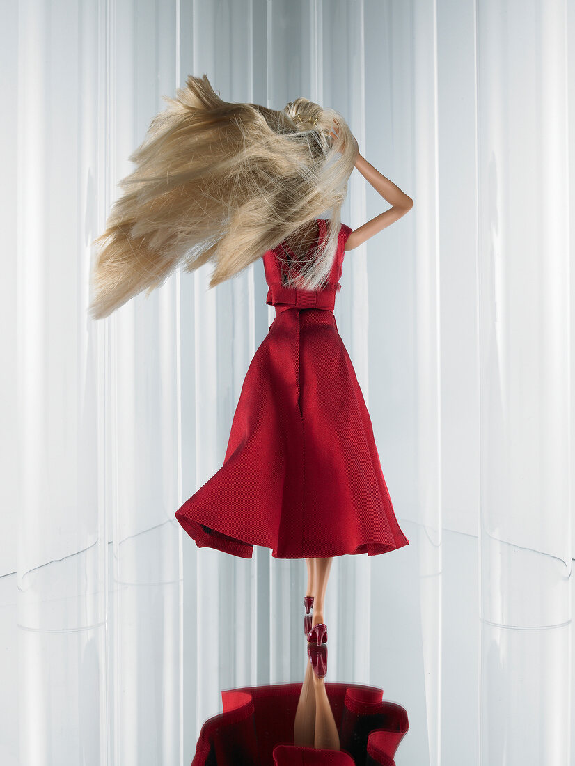 Barbie, Rückansicht, Couture-Kleid rot, Schleife, elegant, festlich