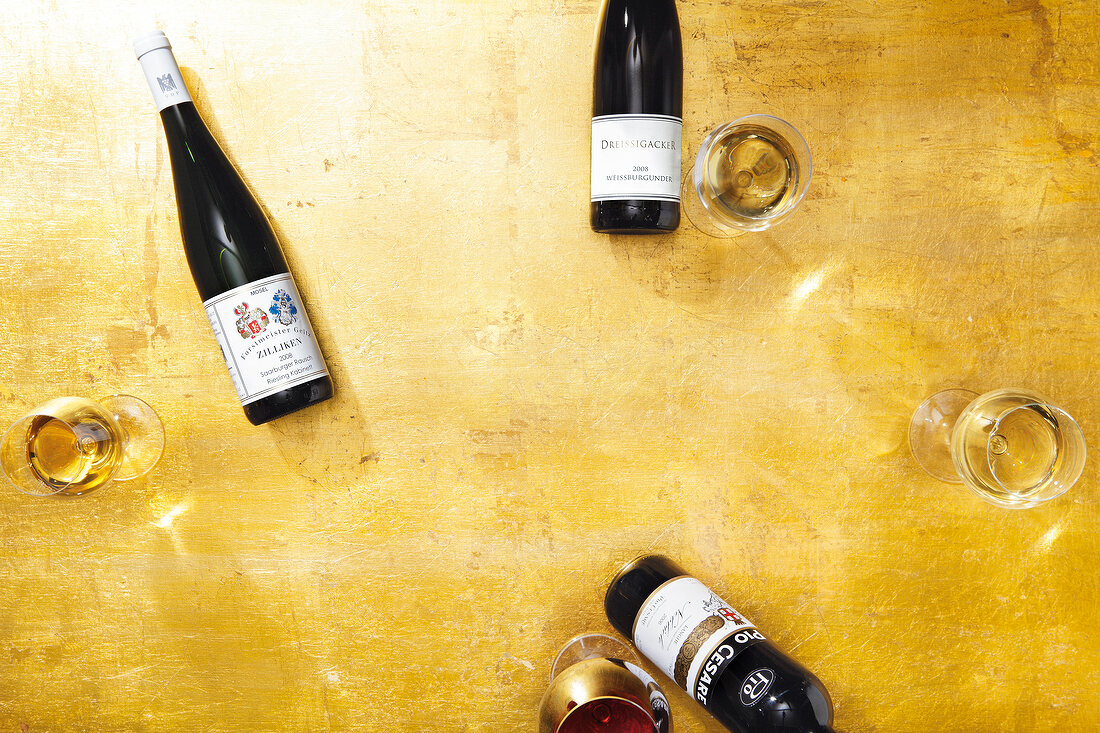 Weingläser, Weinflaschen, Unter- grund gold, Vogelperspektive
