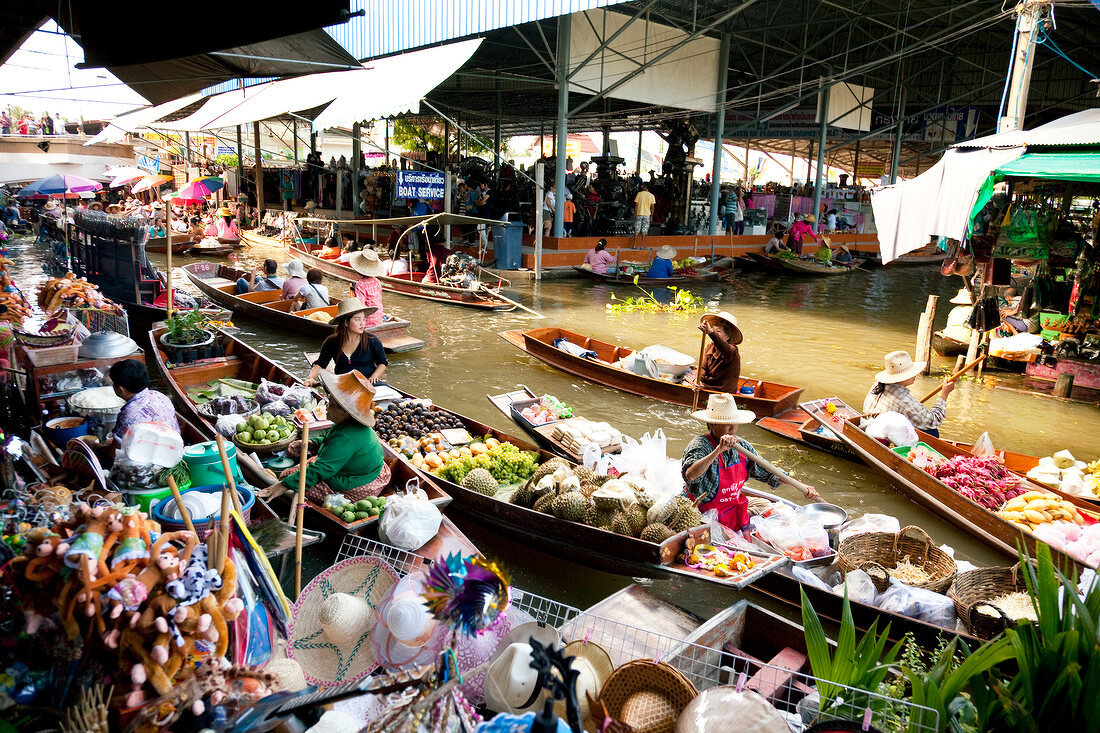 Thailand: Bangkok, schwimmender Markt, Auslage, Boote, Menschen