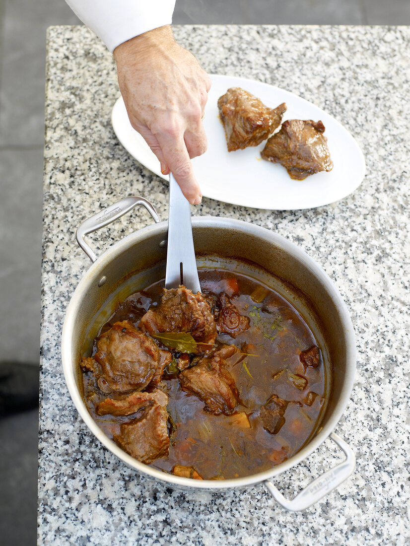 Kalbsbäckchen und Barolo-Sauce zubereiten, Step 5