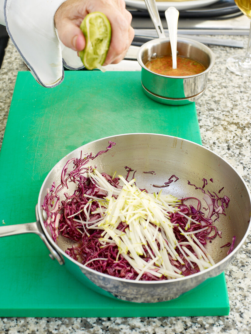 Rotkohl-Apfel-Salat zubereiten Step 6