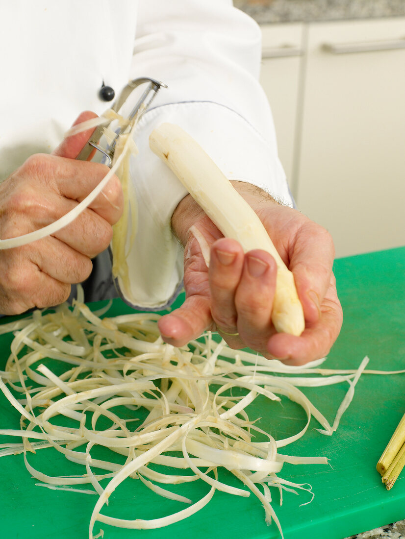 Peeling white asparagus